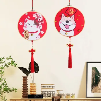 DIY Hiina stiilis rikkuse kass ja koer ristpistes Zhaocai kass + Wangcai koer, kellel on punased tutid vahendid. Kaks paari annavad tikandid .