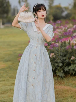 Teha kohapeal prantsuse niši Hepburn nõus talje kleit kauplustes üle