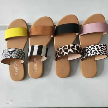 2021 suvel uued naiste sandaalid läbipaistev Euroopa ja Ameerika sandaalid värvikas lamedapõhjaline daamid sussid