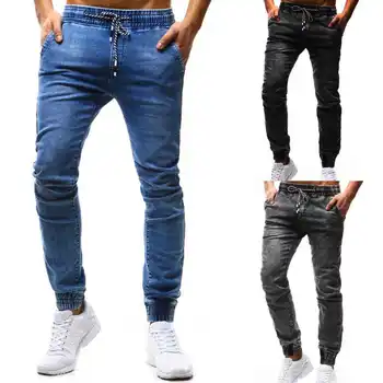 Meestel on lihtne, klassikaline string-ja-elastne teksariidest püksid. Juhuslik teksariidest püksid.