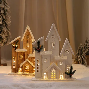 Jõulukaunistused puidust helendav lumega kaetud puumaja, dekoratsioonid Jõulud lossi puidust tuled akna stseeni paigutus
