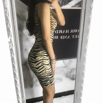 2020. aasta suvel uus naiste kombekas varrukateta V-kaelus avatud seljakott puusad slim leopard kombekas naiste Sexy kombekas FC67