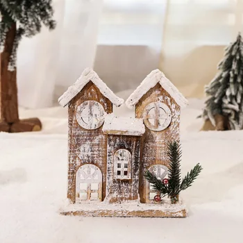 Jõulukaunistused puidust helendav lumega kaetud puumaja, dekoratsioonid Jõulud lossi puidust tuled akna stseeni paigutus